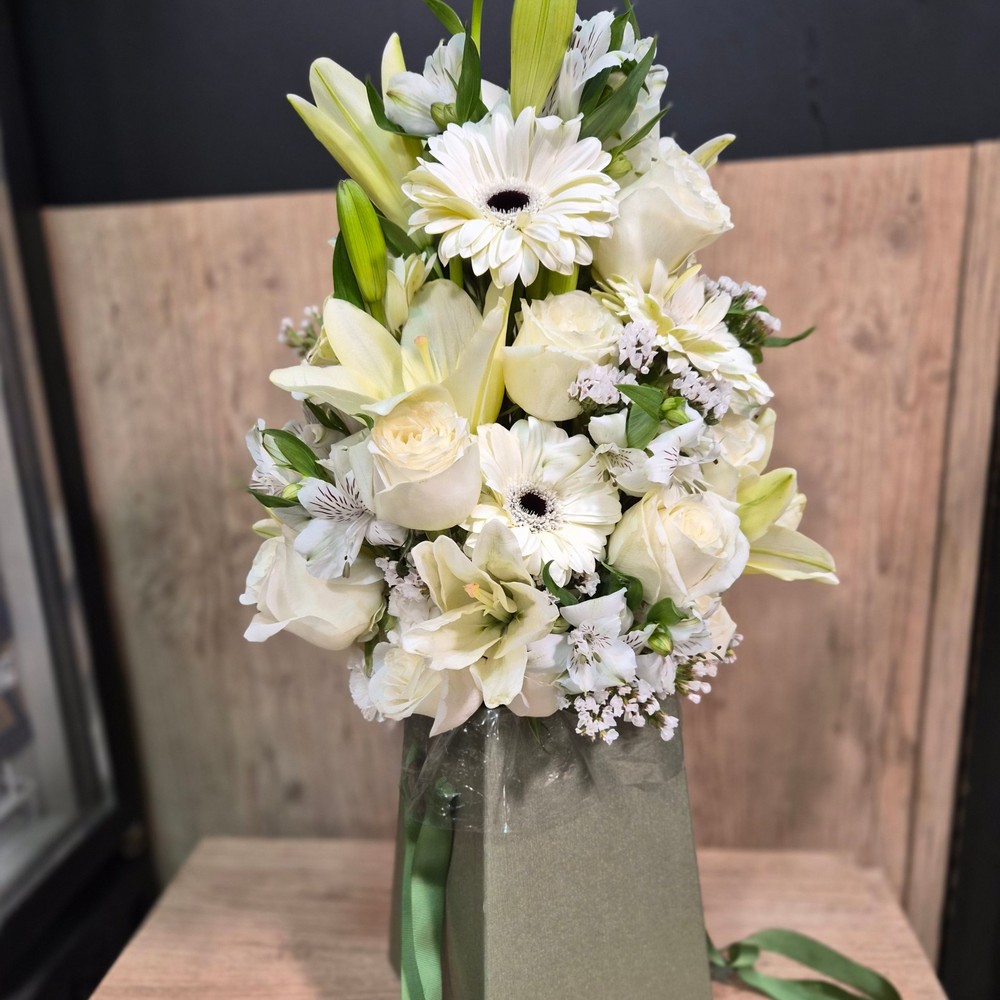 Arranjo Alto Branco - Upata Plantas e Flores