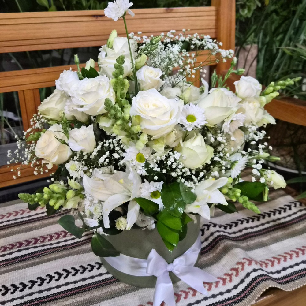 Caixa de Flores Brancas - Upata Plantas e Flores